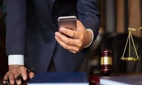 محامٍ مواريث في الرياض يجري اتصالًا هاتفيًا مع عميل ويعرض على الشاشة مسار إجراءات ناجز وكتابات العدل وخطة قسمة التركة