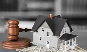 محامٍ يشرح إجراءات تقسيم عقار موروث بالرياض أمام خريطة المدينة مع رموز ناجز وكتابات العدل والتقييم العقاري