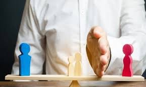 محامٍ بالرياض يراجع ملف قسمة تركة تشمل نصيب قاصر مع إظهار خطوات ناجز ومحكمة الأحوال الشخصية وكتابات العدل والحسابات المقيدة